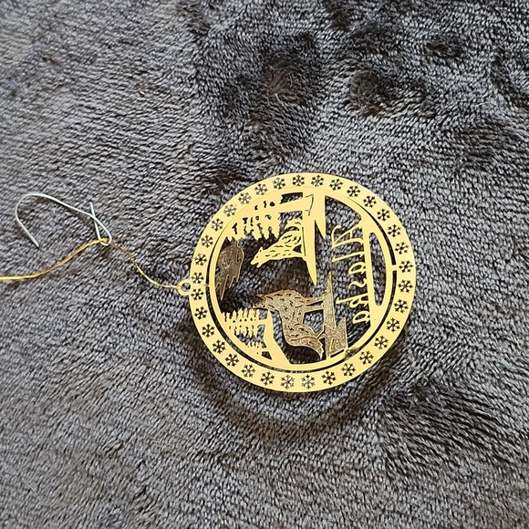 Alaska souvenir gold Ornament Wolf Landscape - Picture 2 of 2